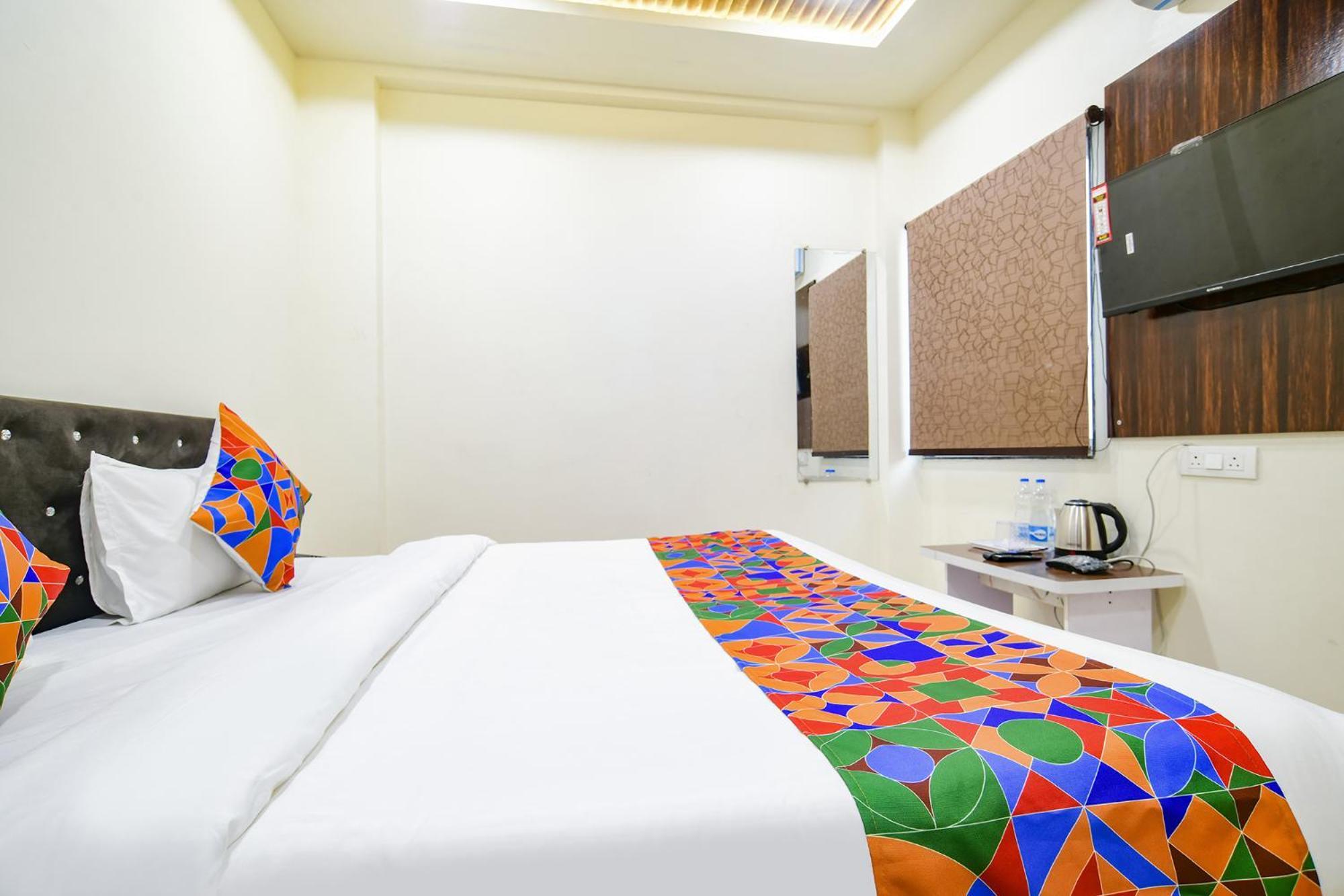 Fabhotel Crown Park 印多尔 外观 照片
