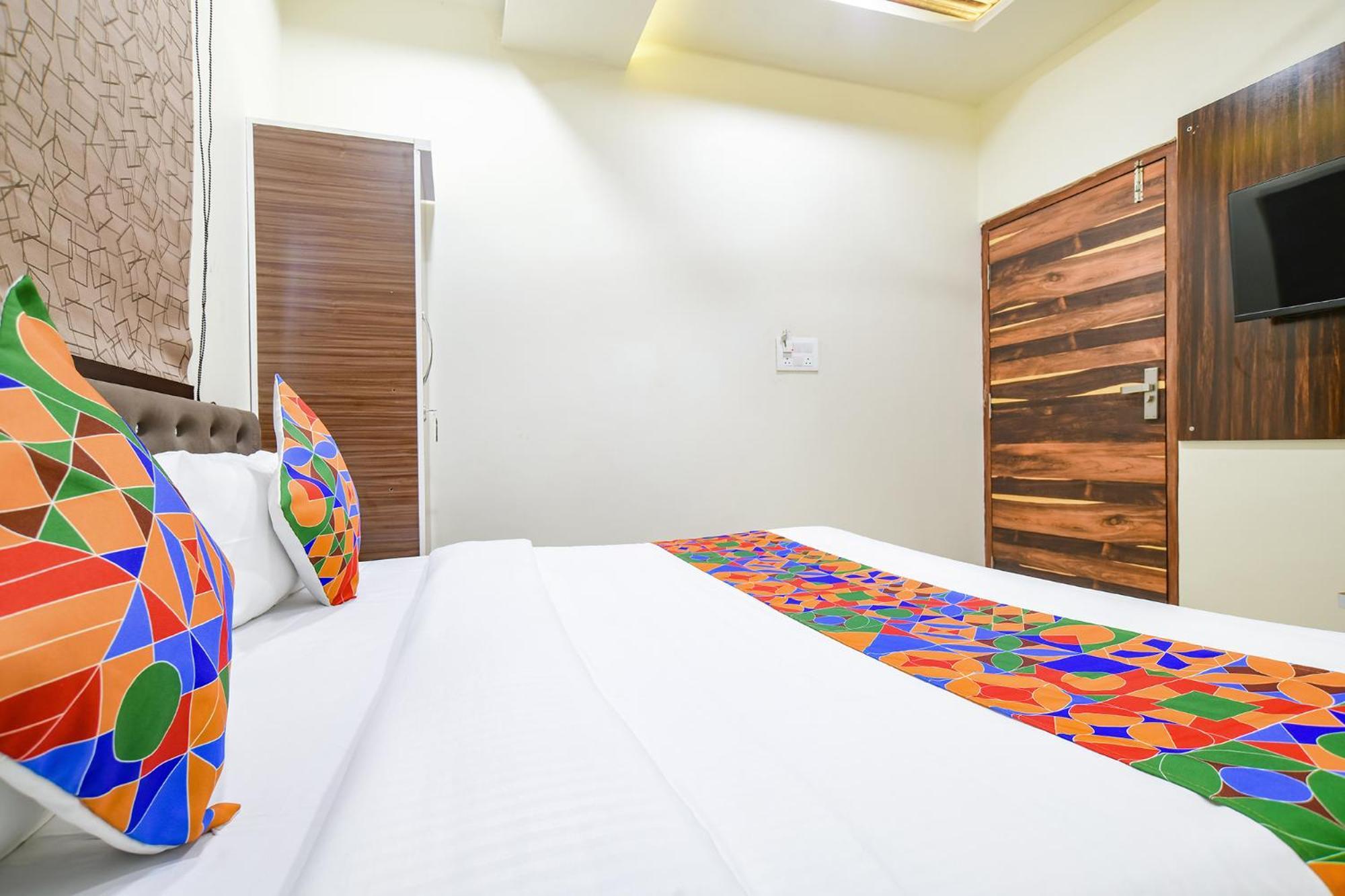 Fabhotel Crown Park 印多尔 外观 照片