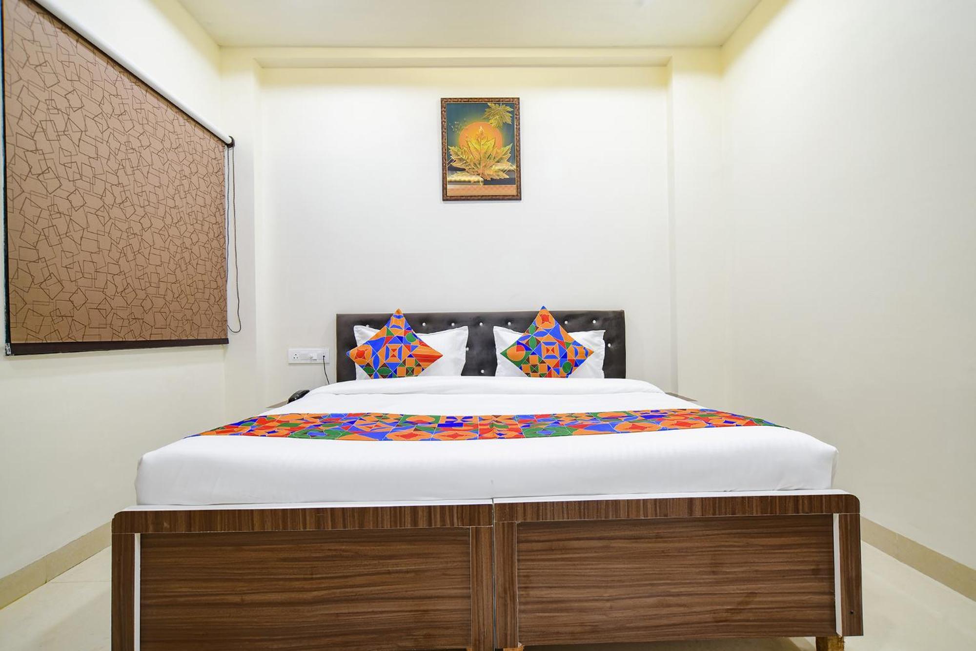 Fabhotel Crown Park 印多尔 外观 照片