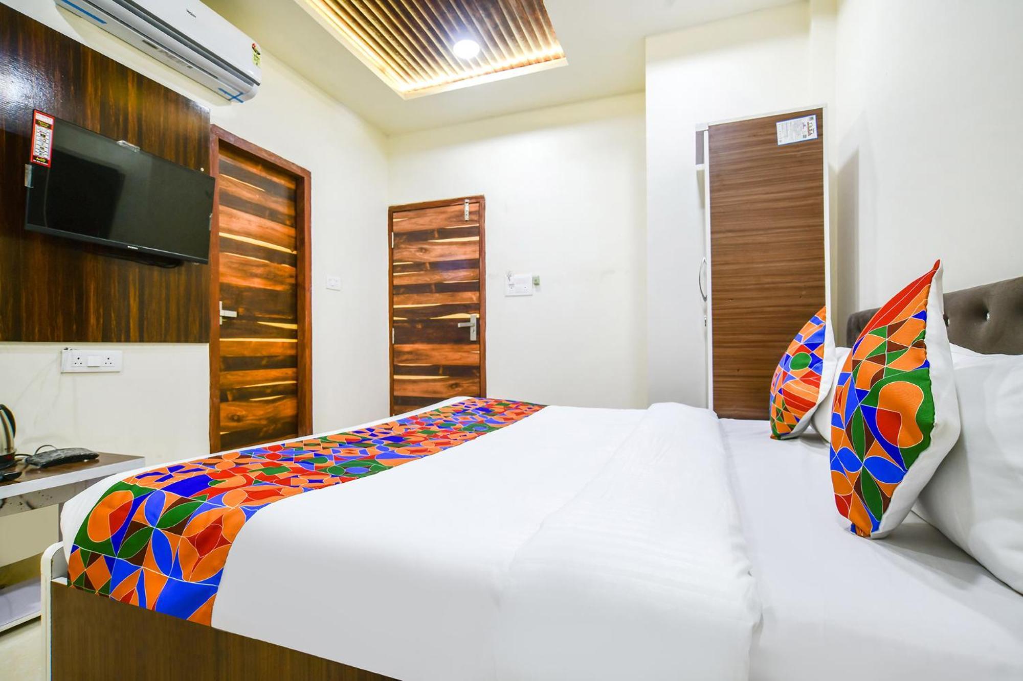 Fabhotel Crown Park 印多尔 外观 照片