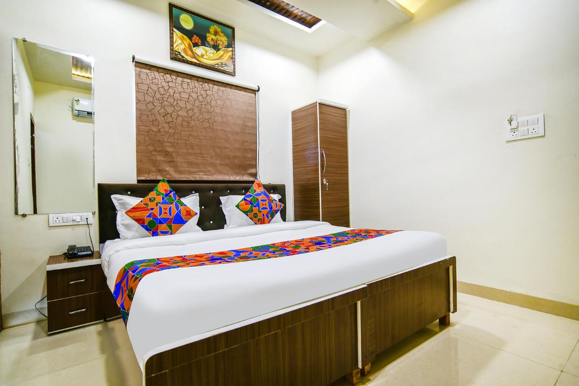 Fabhotel Crown Park 印多尔 外观 照片