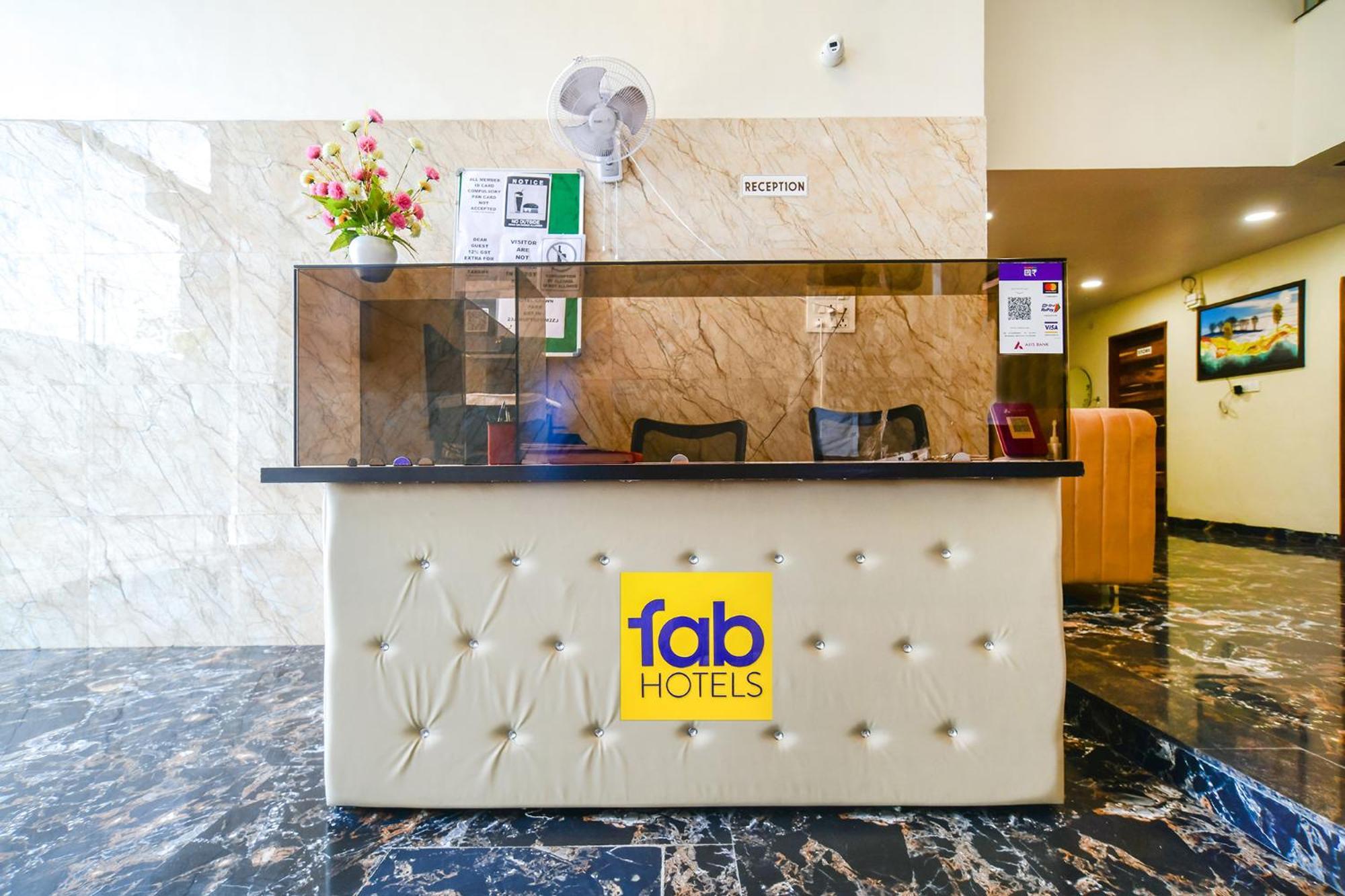 Fabhotel Crown Park 印多尔 外观 照片