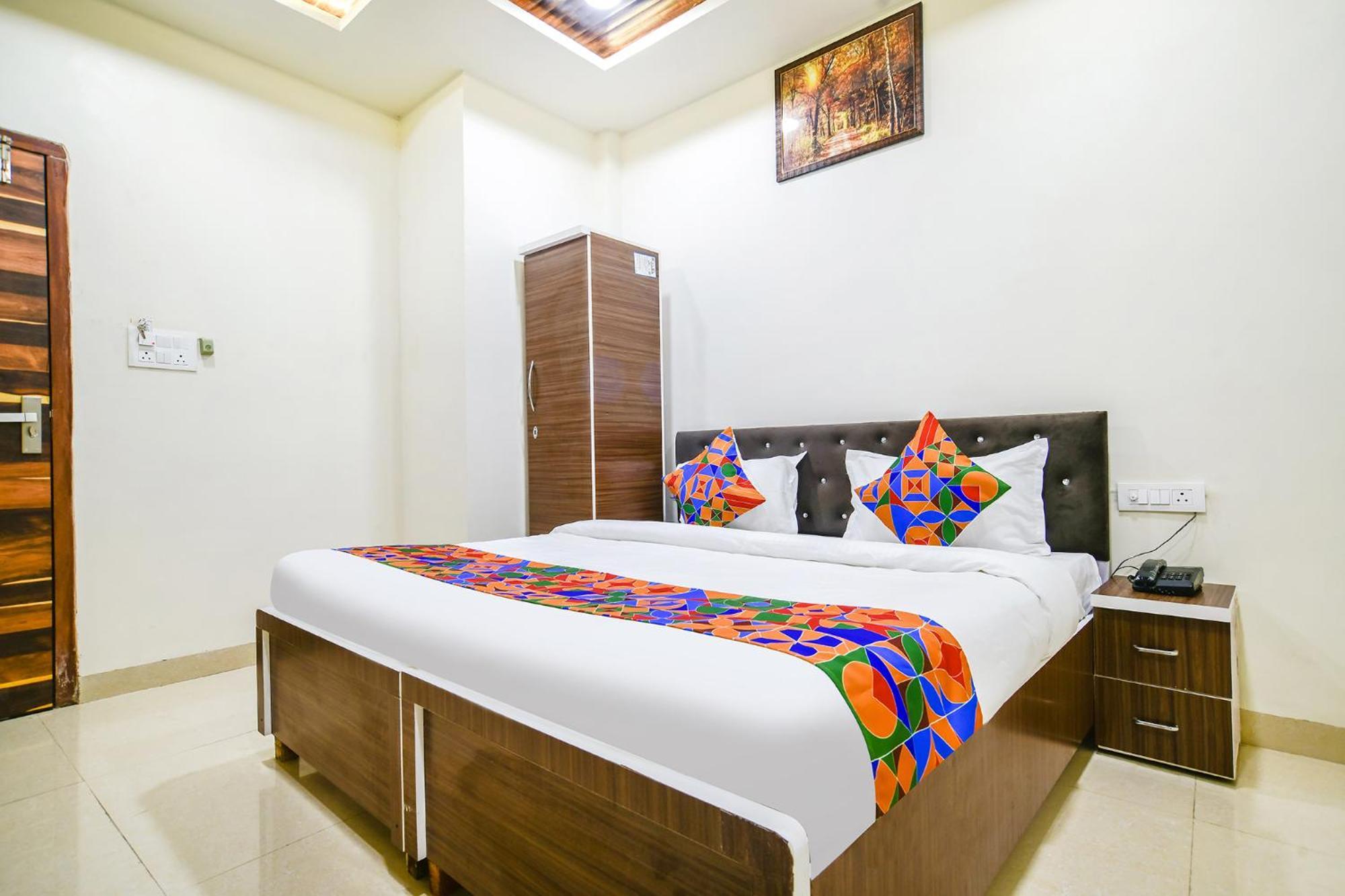 Fabhotel Crown Park 印多尔 外观 照片