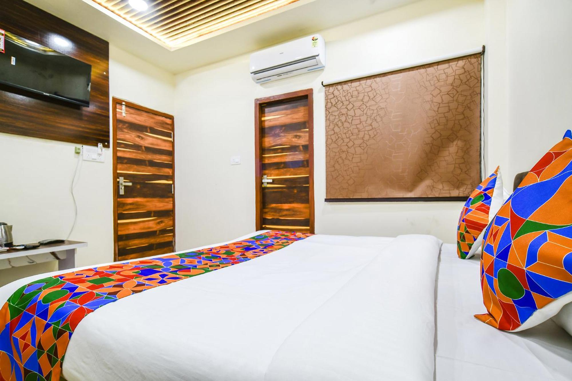 Fabhotel Crown Park 印多尔 外观 照片